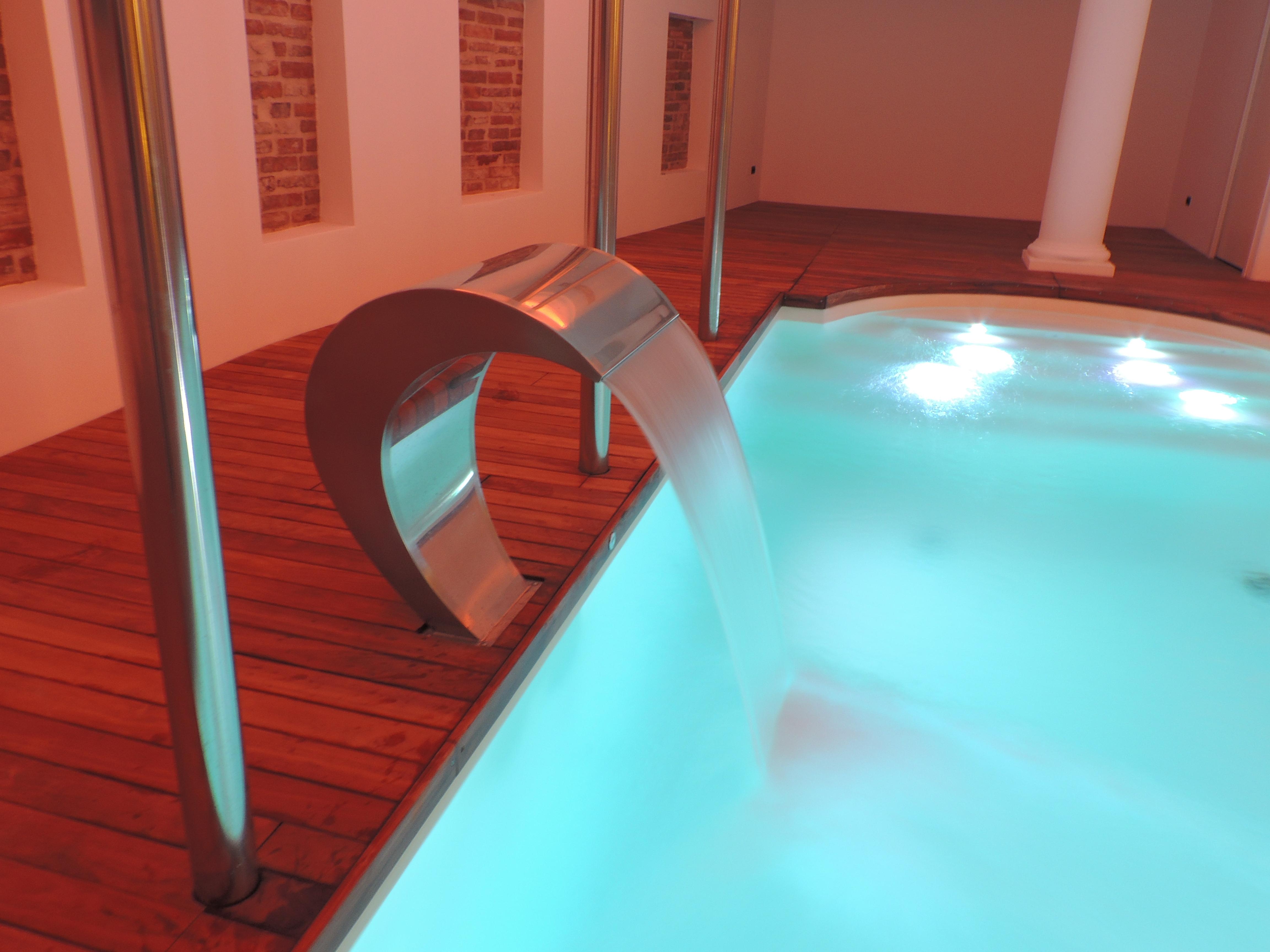 Hotel Vittoria Pesaro Exterior photo A modern indoor pool