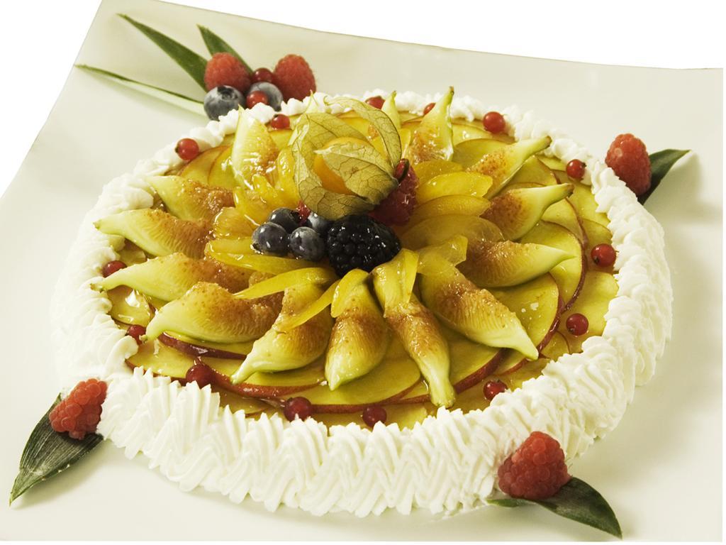 Hotel Vittoria Pesaro Exterior photo A fruit cake