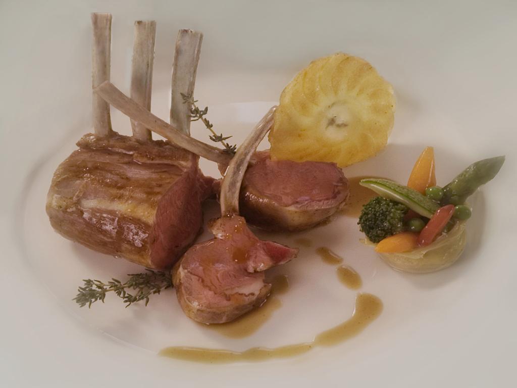 Hotel Vittoria Pesaro Exterior photo Rack of lamb