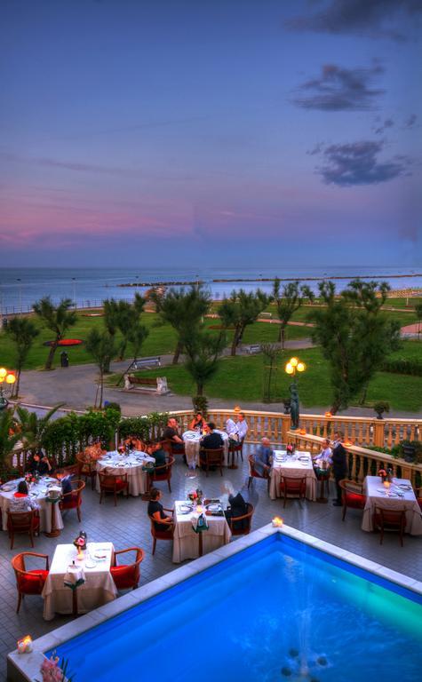 Hotel Vittoria Pesaro Exterior photo The restaurant