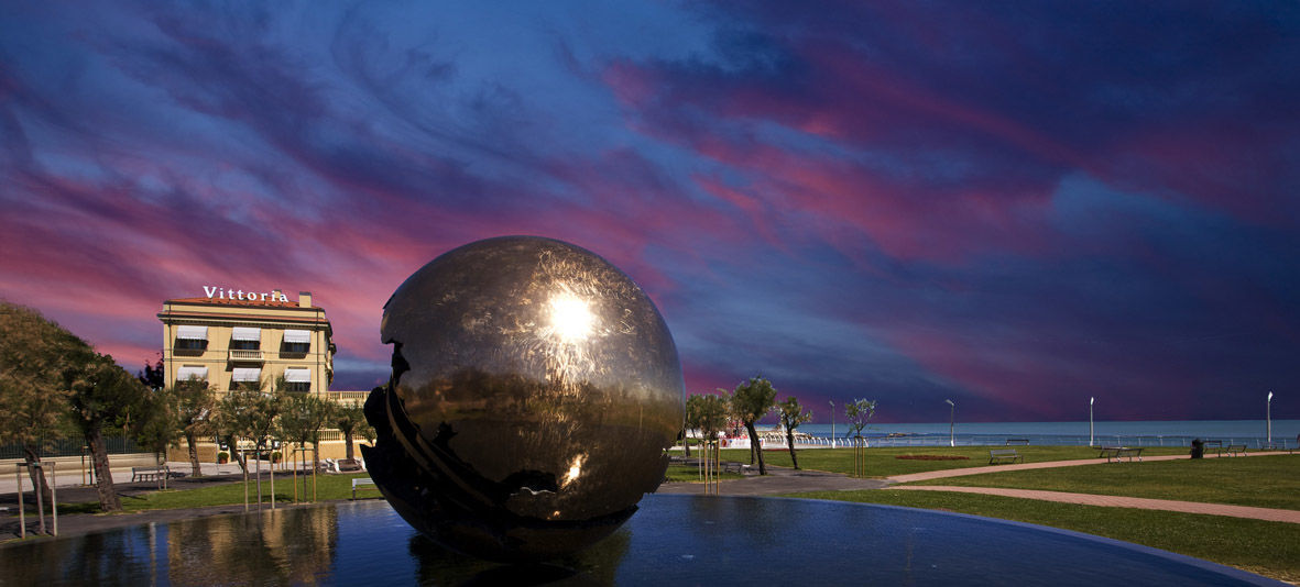 Hotel Vittoria Pesaro Exterior photo The Ball sculpture at sunset